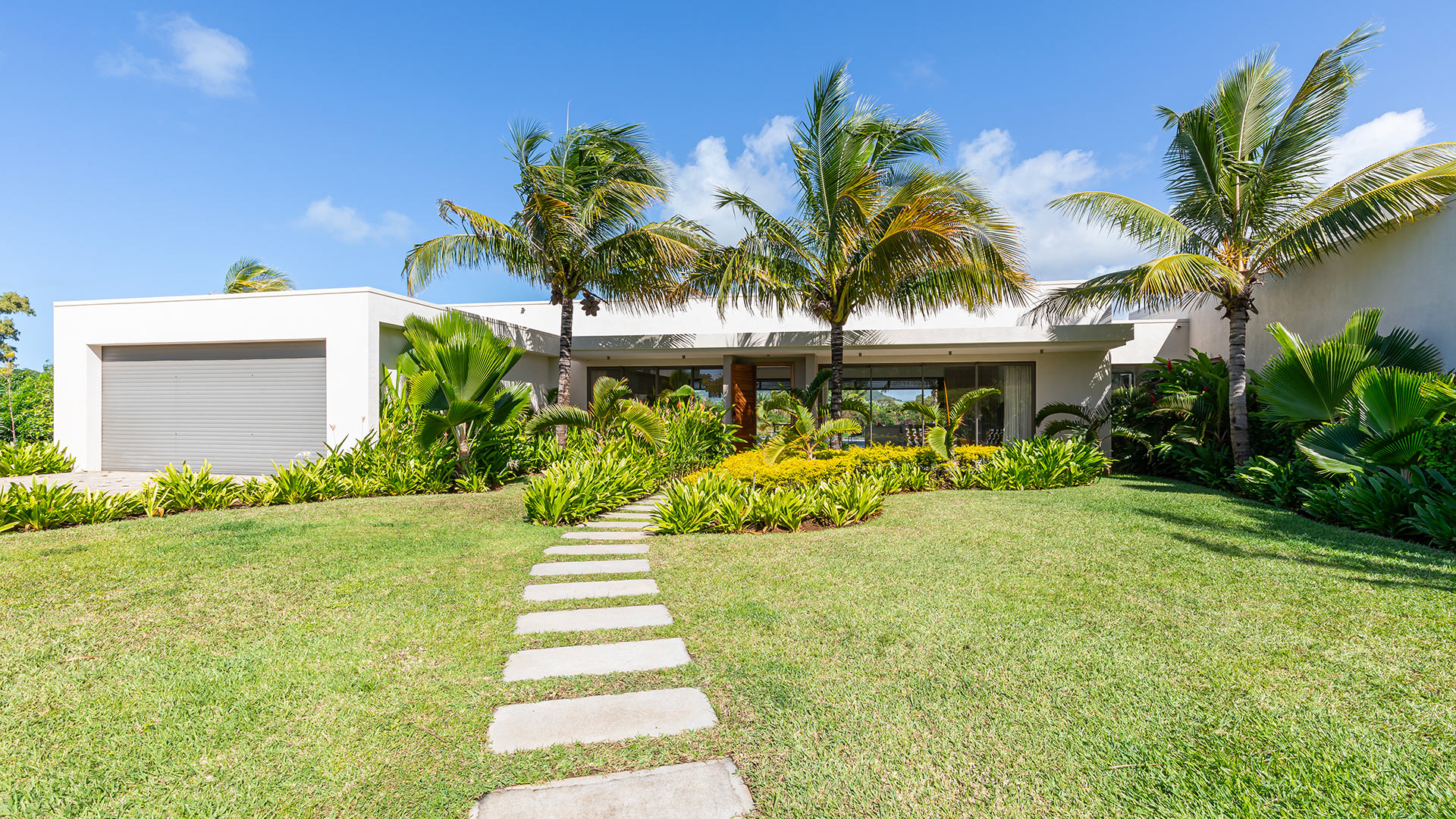 Bedroom with garden view